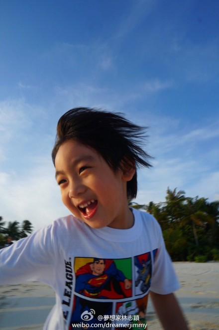 林志颖晒儿子海边冲浪照 Kimi穿超人T恤(组图