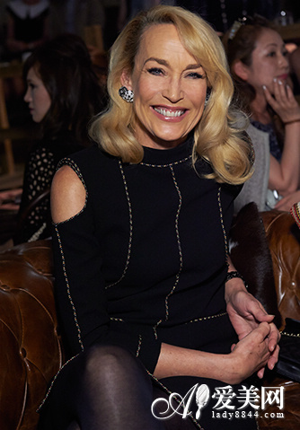 权志龙赴日香奈儿秀场 新造型展潮流本色