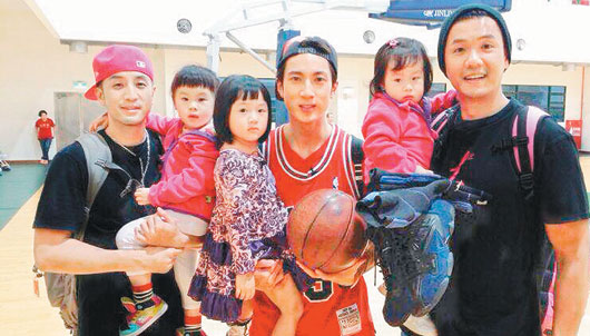 黑人(右起)、吴尊、Jason一人抱着一个女娃。图片来源:台湾《联合报》