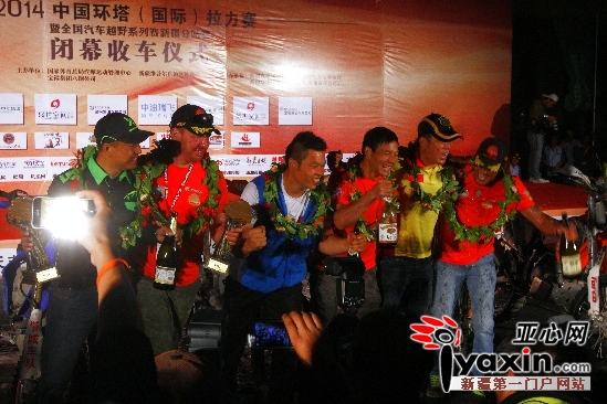 图为摩托车组总冠军方明集（右三）颁奖典礼上