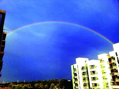 风雨过后 京现彩虹