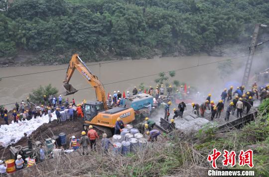 成都铁路局采取人停机不停的方式昼夜抢修受损线路。　胡志强　摄