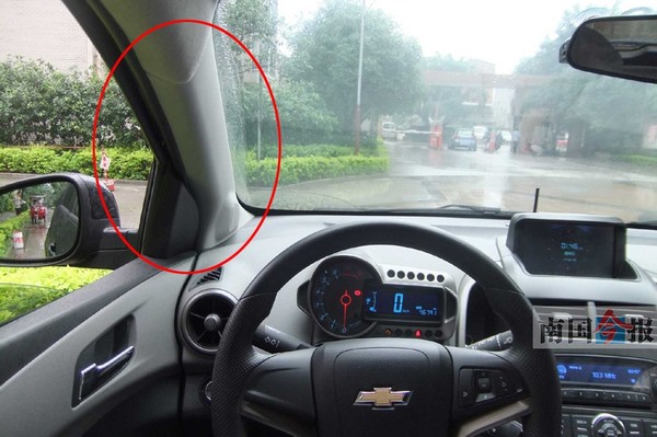 由于a柱(图中画圈处)的遮挡,驾驶人往往会出现视线盲区.