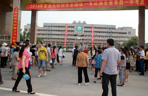 家长站在门外不肯离去。