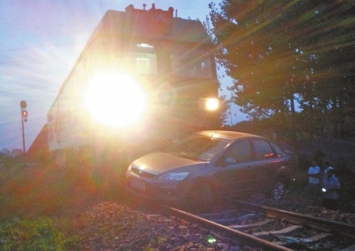 河南漯河：轿车在铁轨上熄火被火车顶出30多米(图)