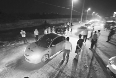 武汉：改装车夜间派对飙出200码 12名车主被拘留(图)