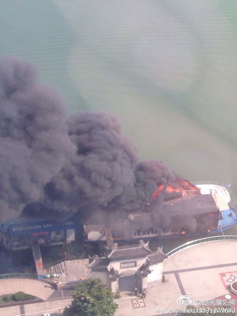 湖北襄阳一游轮失火