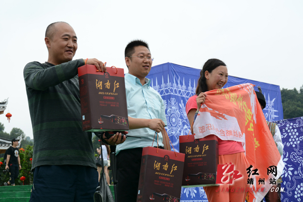 “杨梅达人”    朱红伟  摄