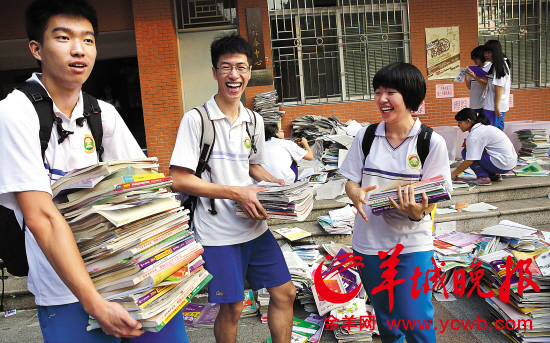 广雅中学高三学生把复习资料整理装箱，送给学弟学妹 羊城晚报记者 陈秋明 摄