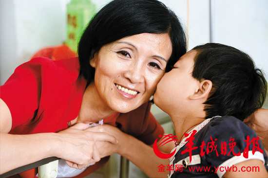 韶关粤北医院病房内，6岁的小新兰搂着百合姐连声叫“妈妈”