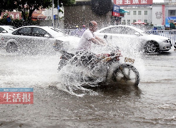 图为民主路展览馆门前道路积水严重。记者 徐天保 摄
