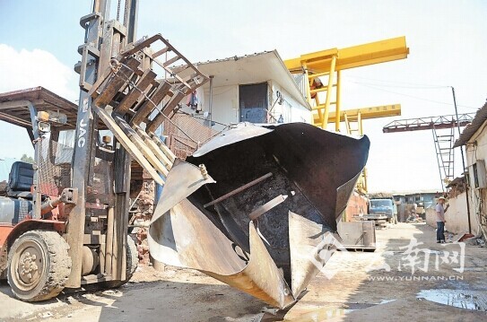 废旧物资综合交易市场,油桶爆燃现场。 龙宇丹 摄