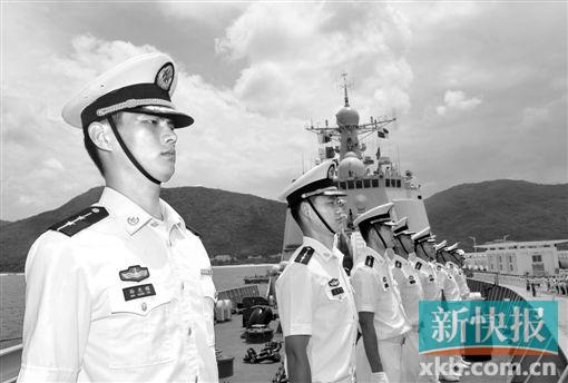 ■在三亚某军港,海口舰官兵在舰艏列队。新华社发
