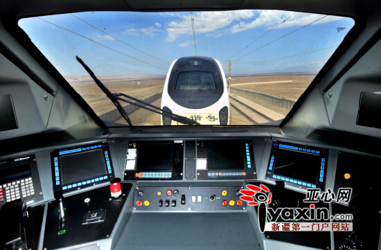 图为6月10日，连挂在一起进行重联试验的动车在轨道上“飞驰”。亚心网首席记者 朱翊 摄