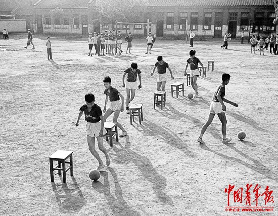 1964年6月 天津市会德里小学足球队的同学|带