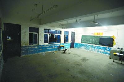 昨晚10时,事发教室里的书桌几乎被搬空,一个损坏的书桌倒在地上