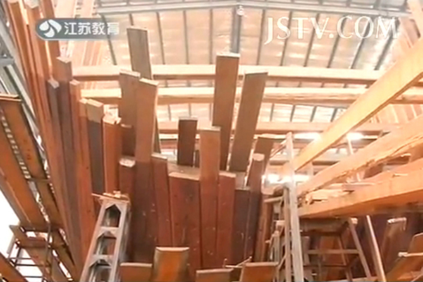 船身主体已经完工,龙骨、船舷侧外板也已安装到位。不过,船舱、甲板、船尾等部位的大量工程还没结束。船身内部堆放着大量的木材,看上去很长时间没人打理了。