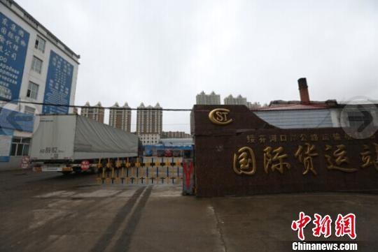 装有3头白鲸的集装箱过境进入中国 解培华 摄