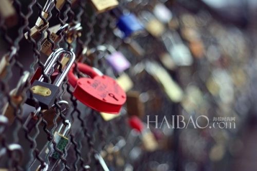 挂满爱情锁的巴黎艺术桥 (Pont des Arts Bridge)