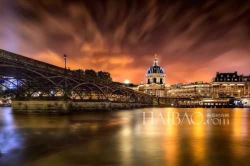 挂满爱情锁的巴黎艺术桥 (Pont des Arts Bridge)