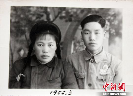 图为1955年，张万俊老人和妻子拍的结婚照。　李江帆　摄