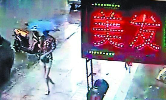 监控拍下受害者被骗前瞬间