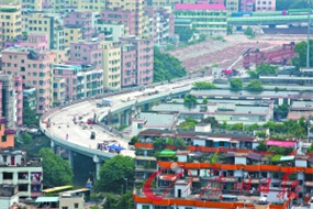 正在建设中的同德围南北高架桥。