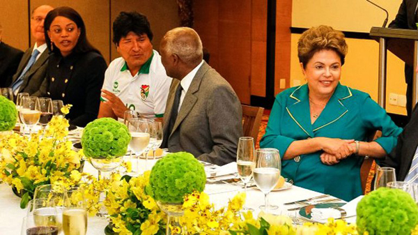 玻利维亚总统（左三）穿球衣赴巴西官方午宴（网页截图）