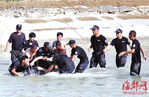 新疆库尔勒汉族男女落水 维族协警救人牺牲|河