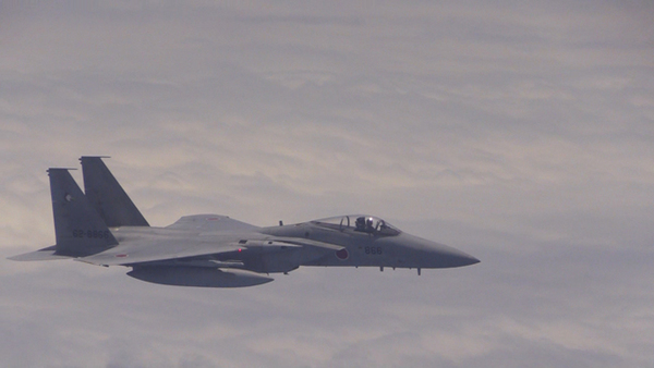 近距离跟踪我图-154飞机的日自卫队F-15战斗机