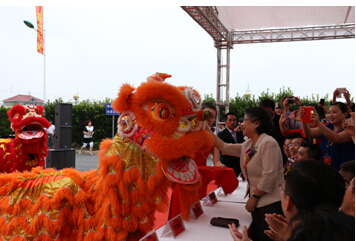 　　北京罗麦科技集团董事长/总裁汪静女士为东方祥狮点睛