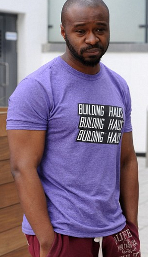 该男子清晨发现了两个青少年的尸体