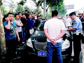 绑架了!成都交警首拔枪:不要动!|交警|雷强