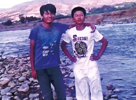 事发前,蒋明荣(左)和同伴在河畔最后一张合影。 供图