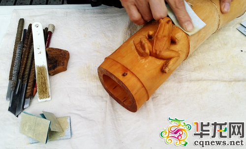 老师傅正在细细打磨黄杨木。 记者 周梦莹 摄