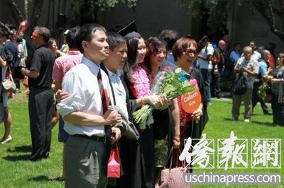 中国留学生毕业全家赴美参加典礼 外公外婆也赶去