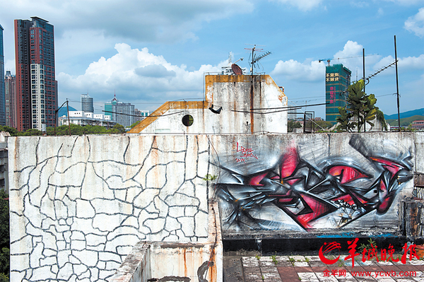 楼体斑驳的裂缝在被填补后，与新近的涂鸦放在一起，挺有韵味