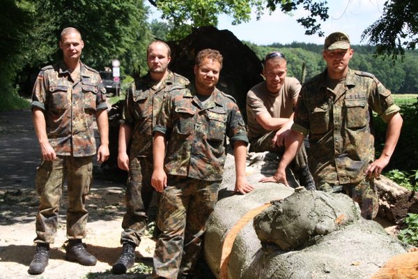 德国西部遭遇暴雨交通受阻 军队出动装甲车清