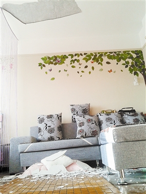 公寓天花板大面积脱落|抹灰层|物业