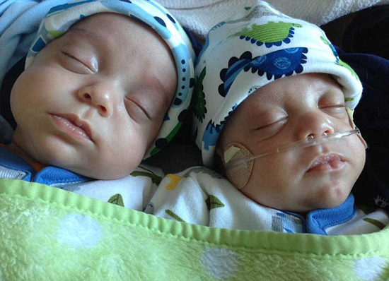 美国双胞胎兄弟出生时间相差39天(组图)|胎儿|