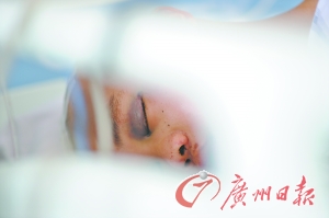 伤者目前还处在昏迷状态。记者陈忧子、苏俊杰 摄