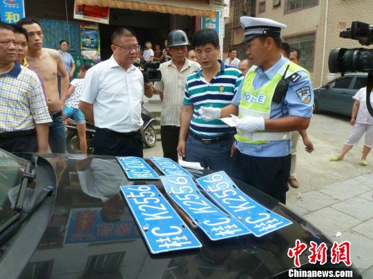 广西全州一局长涉公车私用被查让人顶包被停职(图)