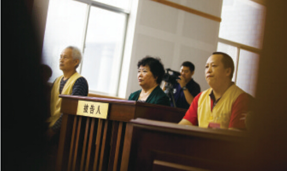 老夫妻在庭上说，传销害得他们倾家荡产，家庭破裂。云南信息报 记者 丁明 摄