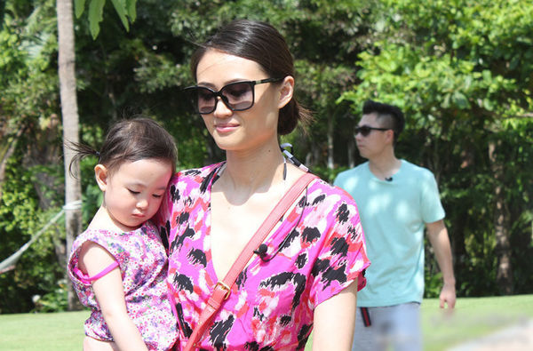 　　李小鹏娇妻美艳。