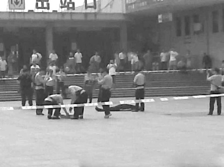 本报邢台电(记者张会武)6月16日晚，部分网民在贴吧、论坛、微博中传播“邢台火车站发生砍人事件”的信息及图片。后经邢台市公安局官方微博证实，此为谣言。