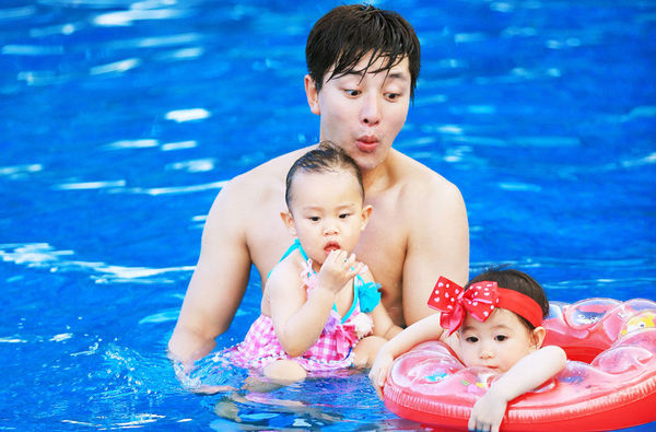 　　小甜馨和奥莉。