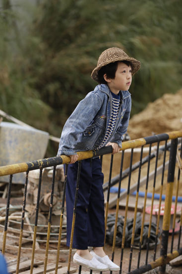 阮经天片场变小爸爸 电影花絮照温情曝光\/图