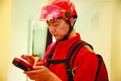 京东身价数十亿美元强哥开电动三轮送货 成最