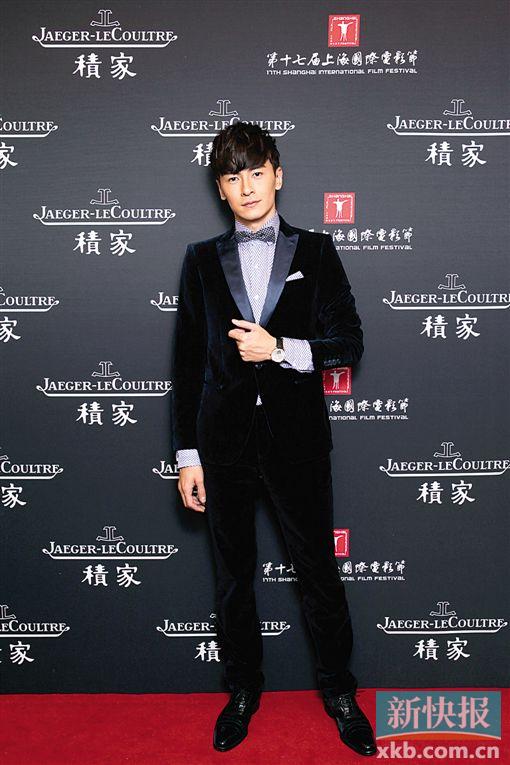 ■郑元畅以积家陀飞轮双时区大师系列腕表搭配型格西装。