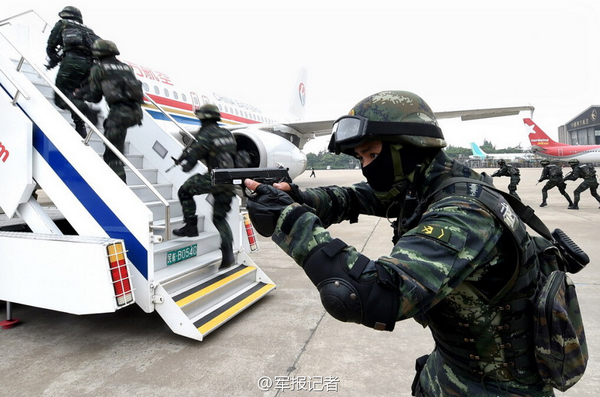 当日,武警上海总队反劫机中队协同当地民航和公安部门,在上海虹桥国际